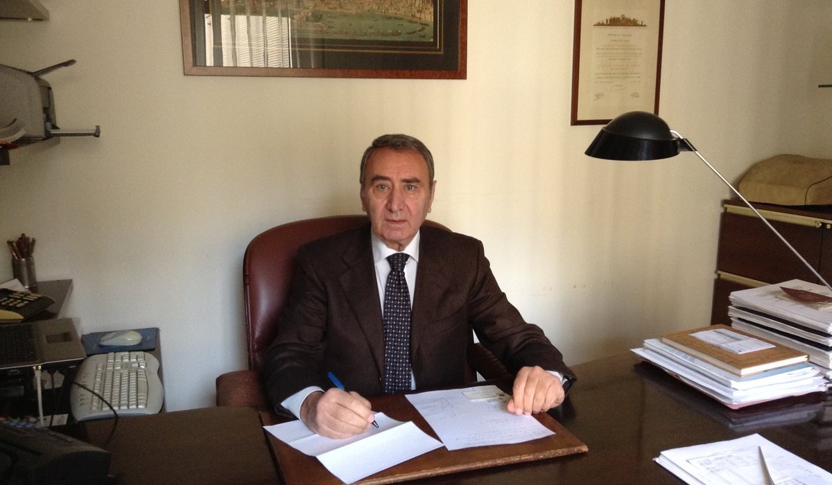 Augusto Gomez de Ayala firma documenti nel suo studio professionale a Napoli
